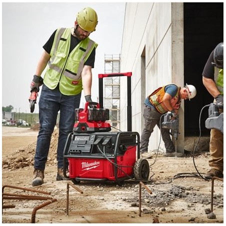 Générateur Milwaukee IRPSUOP2500 alimentant des outils sur un chantier